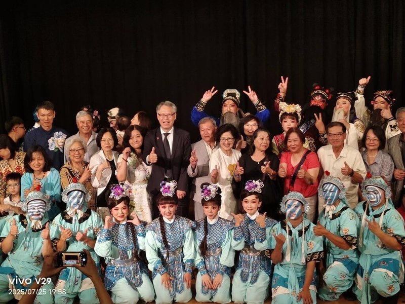 榮興客家採茶劇團日前赴奧地利維也納演出，駐奧地利大使劉玄詠（中排左6）表示，榮興客家採茶劇團的表演保存了客家傳統戲曲精神。（駐奧地利代表處提供）  中央社記者趙靜瑜傳真　114年7月28日