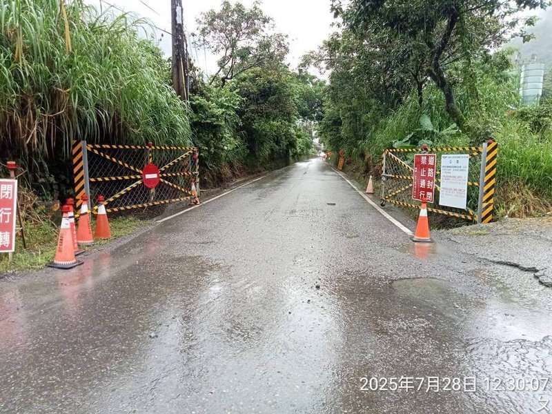 高雄市山區28日將有大雨以上至豪雨發生機率,公路局南區養護工程分局甲仙工務段不排除對台29臨11線便道0公里至12公里處(那瑪夏至五里埔),及台20臨93線0公里至5公里處(勤和至復興)路段實施預警性封閉。(甲仙工務段提供)中央社記者張已亷傳真 114年7月28日