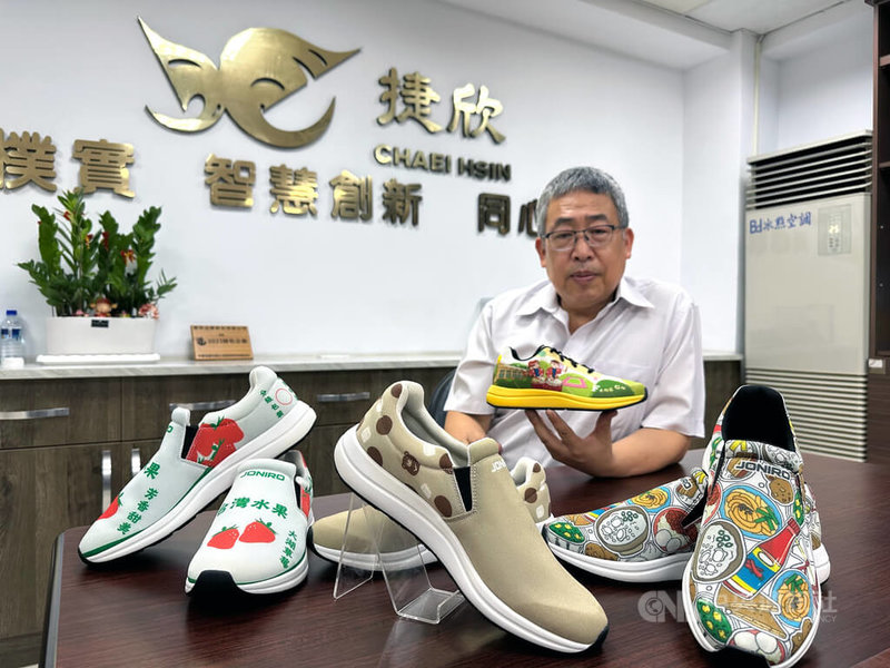 捷欣企業股份有限公司創辦人王水木深耕鞋材30餘年,洞察個人市場趨勢,為滿足顧客對鞋的想像與需求,打造新穎商業模式,以科技翻轉傳統產業命運。中央社記者趙麗妍攝 114年7月28日