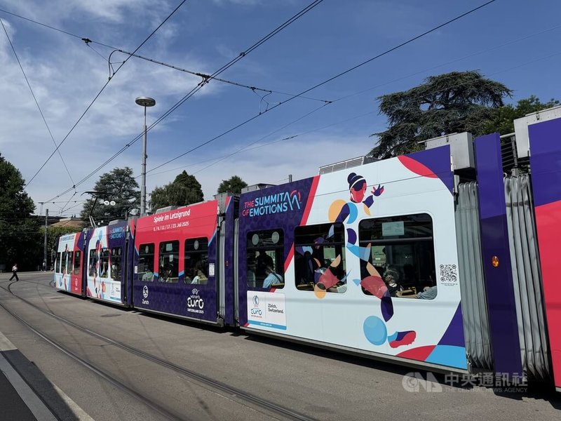 蘇黎世電車以2025歐洲女子足球錦標賽為專題,穿梭城市,為賽事打廣告。中央社記者郭芳君蘇黎世攝 114年7月28日