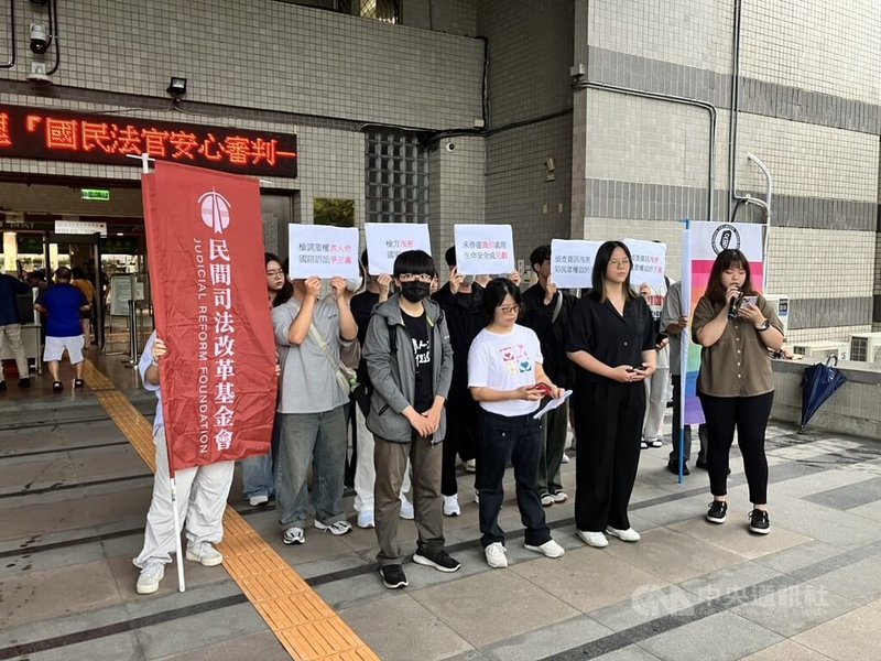 高雄地方檢察署111年發布破獲詐團誘騙打工新聞，事後遭潘姓男子控新聞影像未完整去識別化，導致他受虐待並聲請國賠；高雄地方法院28日一審宣判，認定雄檢未違反偵查不公開，駁回潘男請求。民間司法改革基金會等多個團體到雄檢舉行記者會，提出訴求。中央社記者張已亷攝　114年7月28日