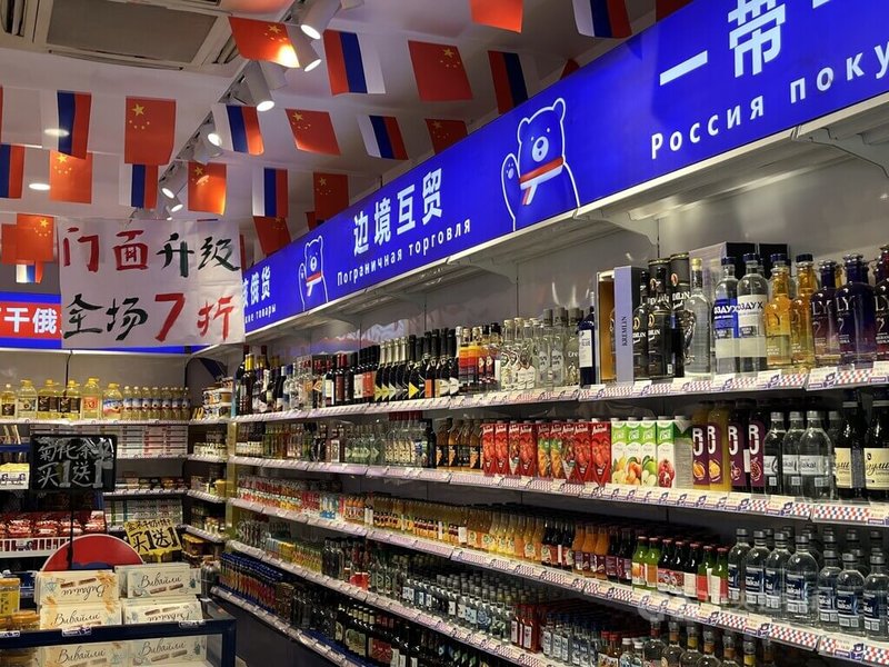 「俄羅斯商品館」主打銷售俄羅斯進口產品,2024年12月起在中國多個城市掀起消費話題,圖為上海市一家門店的店內陳設。圖攝於7月23日。中央社記者李雅雯上海攝 114年7月28日