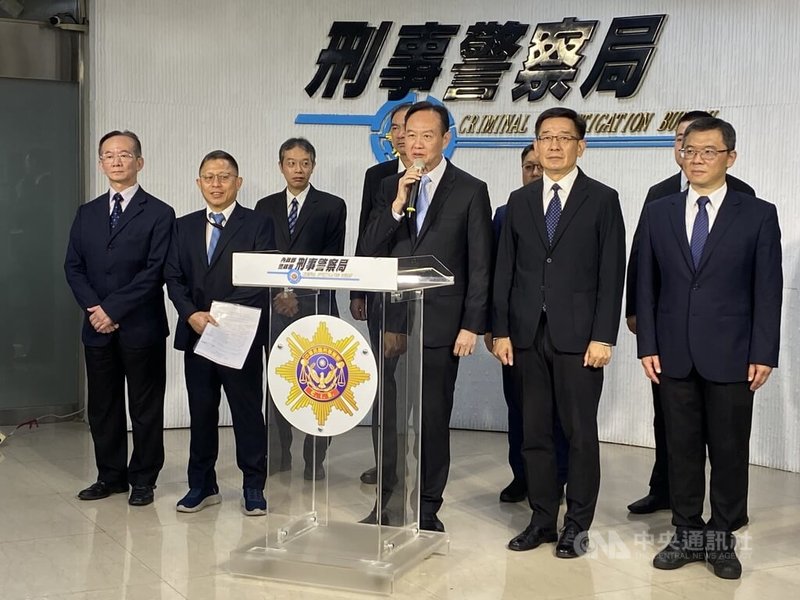 內政部警政署刑事警察局28日舉行記者會,揭露近期偵破多起以「網路電話交換機(IPPBX)」為核心的詐騙話務轉接機房手法案件,由刑事局長周幼偉(中)說明。中央社記者黃麗芸攝 114年7月28日
