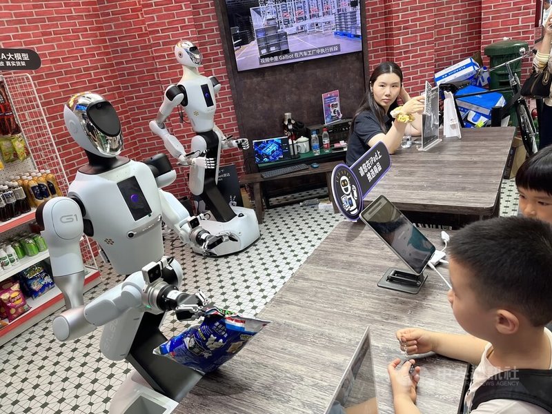 2025人工智能大會展區「WAIC里.技能大舞台」集結多家廠商人形機器人應用場景,銷售機器人從貨架取貨給現場參觀民眾。中央社記者李雅雯上海攝 114年7月28日