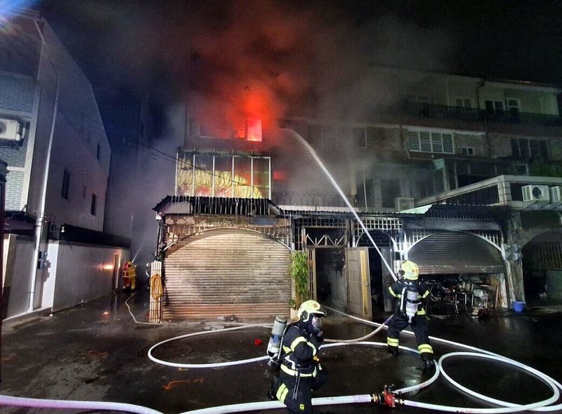 嘉義市福州八街27日深夜發生住宅火警,火勢猛烈,消防人員積極灌救,直到28日凌晨撲滅火勢。這起火警造成屋主6旬妻子及兒子不治。(嘉義市消防局提供)中央社記者黃國芳傳真 114年7月28日