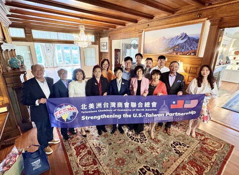 駐美副代表楊懿珊(前排左5)25日接見大底特律台灣商會代表團,雙方交流台美經貿、文化外交及僑界發展等議題。(大底特律台灣商會提供)中央社記者鍾佑貞華盛頓傳真 114年7月28日