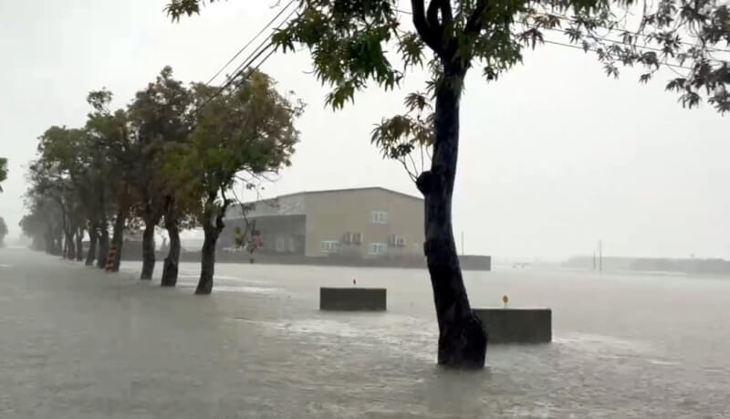 受低壓帶及西南風影響,嘉義縣等地區28日有局部豪雨或大豪雨,鹿草鄉下半天地區淹水。(蔡易餘服務處提供)中央社記者黃國芳傳真 114年7月28日