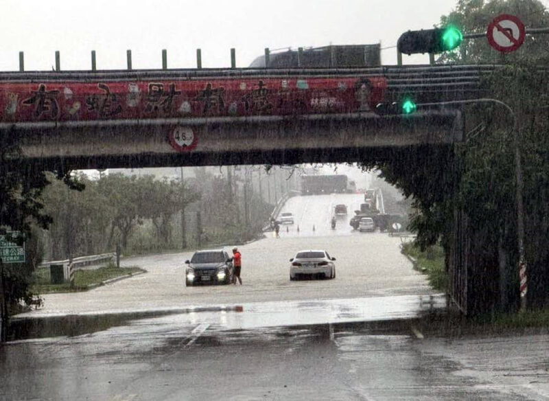 受低壓大豪雨影響，嘉義縣政府28日緊急發布停班、停課訊息。水上鄉台82線交流道積淹水，預警性封閉忠和交流道東西向地面道路。（蔡易餘服務處提供）中央社記者黃國芳傳真　114年7月28日