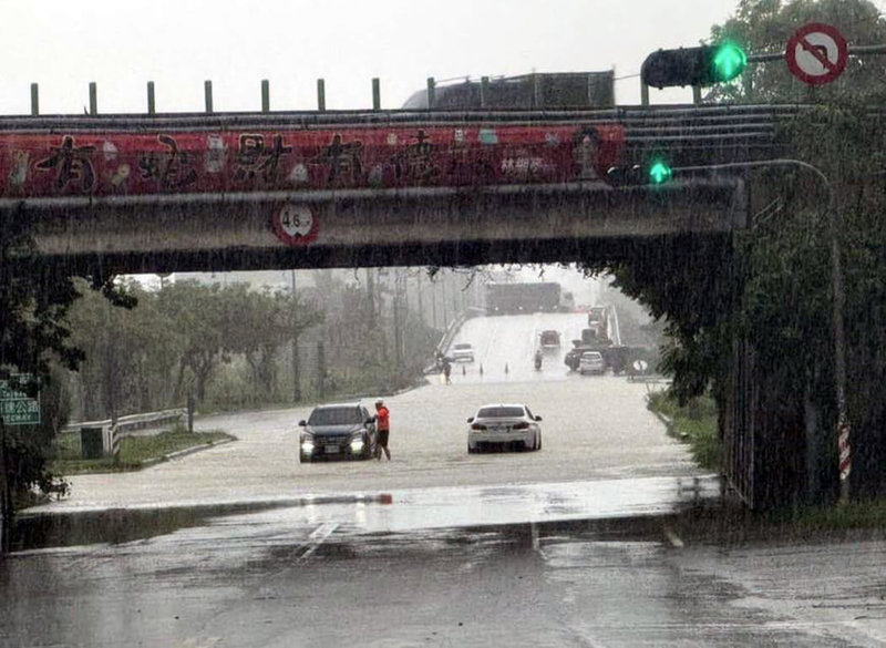 受低壓大豪雨影響,嘉義縣政府28日緊急發布停班、停課訊息。水上鄉台82線交流道積淹水,已預警性封閉忠和交流道東西向地面道路。(蔡易餘服務處提供)中央社記者黃國芳傳真 114年7月28日