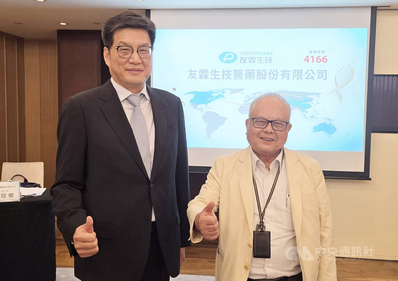 友霖生技預計8月下旬掛牌上櫃,左起為友霖生技總經理黃春桐、董事長蔡正弘。中央社記者何秀玲攝 114年7月28日