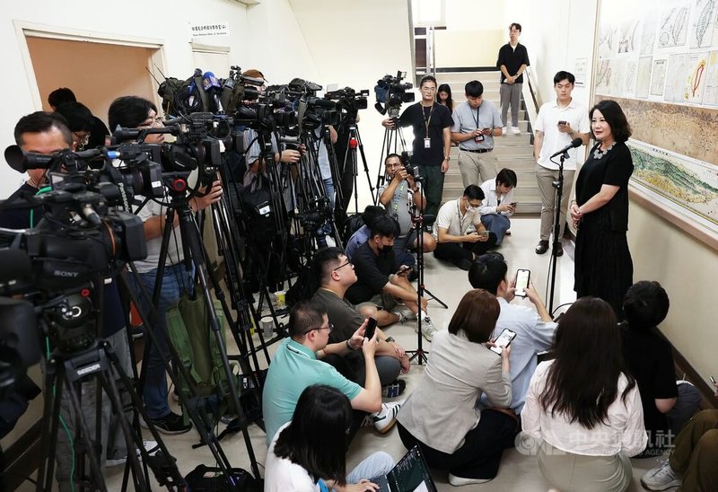 726大罷免失敗，外界對民進黨掀起諸多批評與內閣改組聲浪。民進黨立法院黨團幹事長吳思瑤（右）28日受訪說，改組與否尊重行政部門的決定，所有批評民進黨都要虛心檢討、要展現雅量，失敗就是失敗，笑罵由人。中央社記者郭日曉攝　114年7月28日