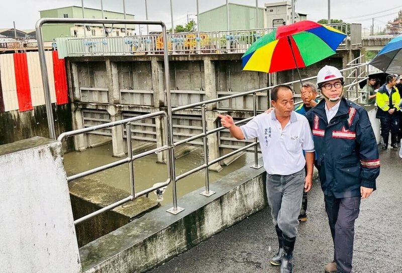 高雄市水情中心28日上午已擴大三級警戒，市長陳其邁（前右）陸續前往橋頭芋寮滯洪池、芋寮路溝渠、石螺潭抽水站、寶米路溝渠視察。（高雄市政府提供）中央社記者蔡孟妤傳真　114年7月28日