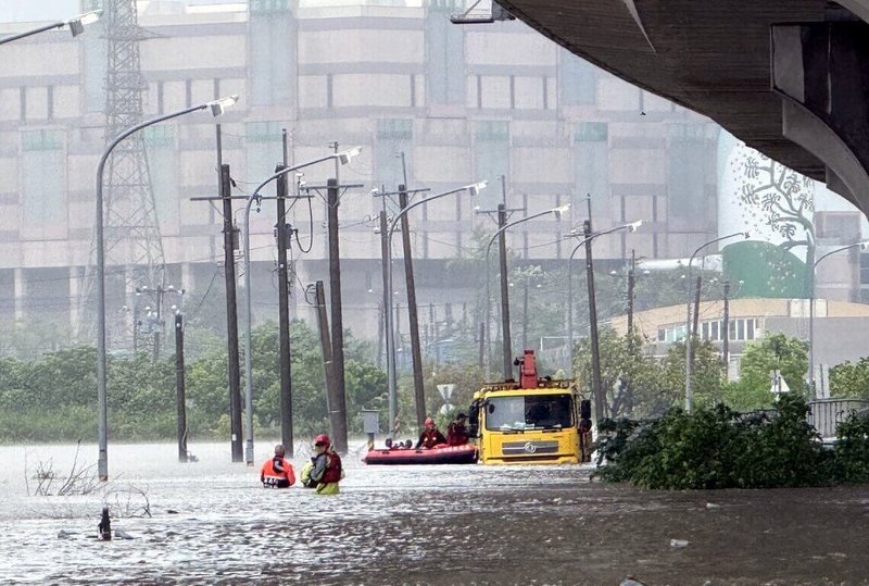 受低壓帶與西南風影響，嘉義縣28日清晨起降大豪雨，消防局獲報，指朴子市台82線下平面道路有一輛台電作業的工程車因嚴重淹水受困，立即派員趕抵，使用救生艇將受困5名台電人員救出。（嘉義縣消防局提供）中央社記者黃國芳傳真　114年7月28日