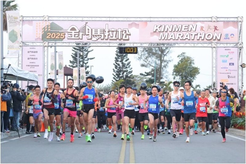 第19屆的2026金門馬拉松將在明年1月24日到25日登場,要讓全台與海外跑者齊聚戰地島嶼、挑戰自我,體驗結合歷史戰地風光與自然景觀的獨特賽道。圖為114年金門馬拉松。(中華民國路跑協會提供)中央社記者余曉涵傳真 114年7月28日