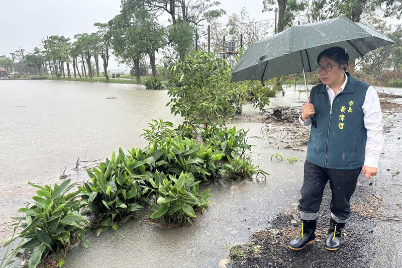 台南市後壁區28日上午多處積淹水,市長黃偉哲(圖)前往勘災,了解淹水情況。(台南市政府提供)中央社記者楊思瑞台南傳真 114年7月28日