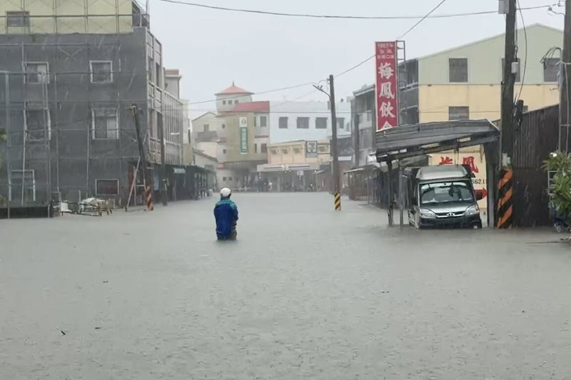 台南市後壁區28日上午多處積淹水，其中菁寮老街一帶道路幾乎無法通行。（讀者提供）中央社記者楊思瑞台南傳真  114年7月28日