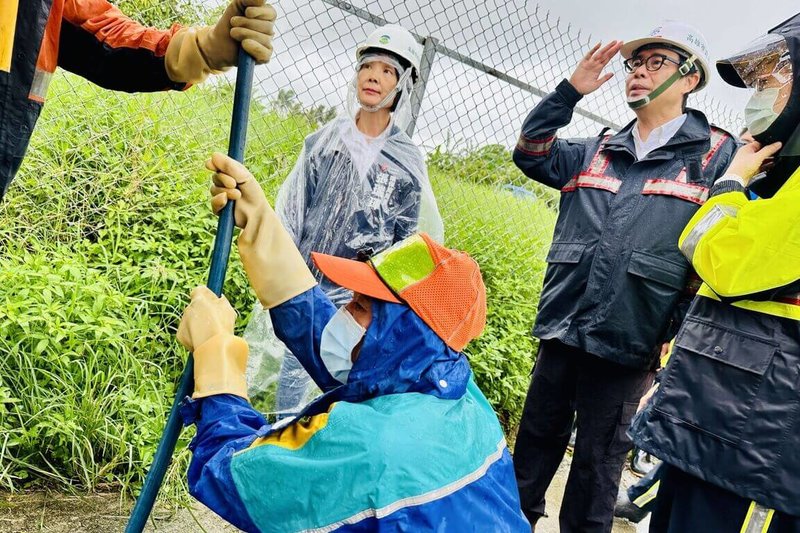 高雄市長陳其邁(右2)28日前往橋頭與岡山地區,視察防汛設施及清疏作業。(高雄市水利局提供)中央社記者蔡孟妤傳真 114年7月28日