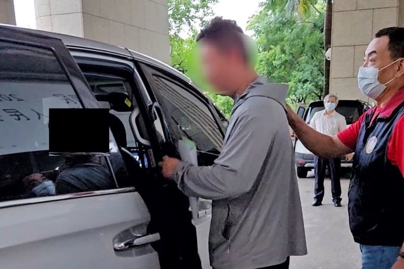 桃園曾男（左）因積欠營業稅及罰鍰共新台幣428萬元，雖償還部分，法務部行政執行署桃園分署28日表示，經行政執行官訊問後認定有管收事由依法留置，向桃園地院聲請管收裁定獲准。（法務部行政執行署桃園分署提供）中央社記者吳睿騏桃園傳真　114年7月28日
