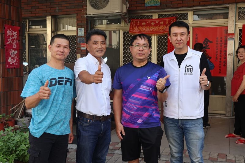 台灣羽球混雙組合楊筑云與搭檔吳軒毅在德國萊茵魯爾世大運摘金,蘇澳鎮長李明哲(左2)、宜蘭縣體育會羽球委員會主委謝家倫(右1)等28日到楊家貼紅榜,楊筑云父親楊連祈(左1)說:「女兒真的長大了。」(蘇澳鎮公所提供)中央社記者王朝鈺傳真 114年7月28日