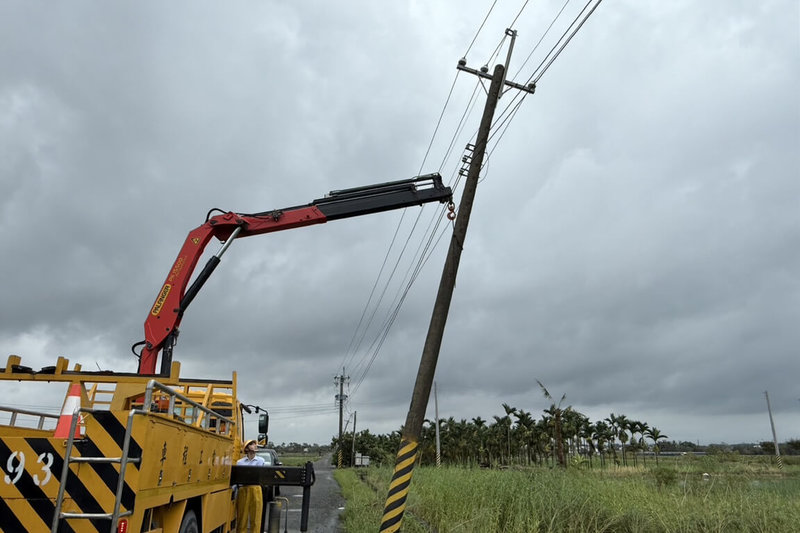 颱風丹娜絲侵襲造成台南電力設施受損嚴重，28日又逢豪雨，部分地區出現積淹水災情，台電啟動特別巡視，對有安全疑慮桿線立即補強，並於今天天黑前，優先完成淹水區巡視工作。（台電新營區處提供）中央社記者楊思瑞台南傳真　114年7月28日