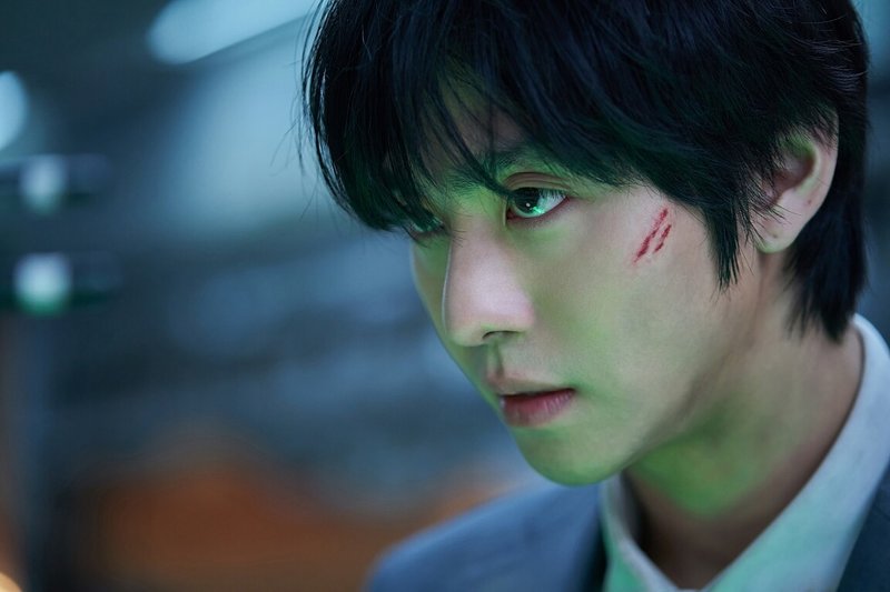 演員安孝燮（圖）主演電影「全知讀者視角」，拍攝期間他幾乎不照鏡子，故意選用較暗的粉底，服裝也特別挑選寬鬆過時款式，力求貼近角色的質感。（采昌國際多媒體提供）中央社記者洪素津傳真　114年7月28日
