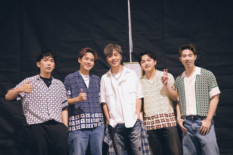 歌手AP潘宇謙(中)與樂團理想混蛋27日登上「After Work Fest 檳城無限PLAY」舞台,他們夢幻聯動演唱尚未發表的新曲。(認可音樂提供)中央社記者洪素津傳真 114年7月28日