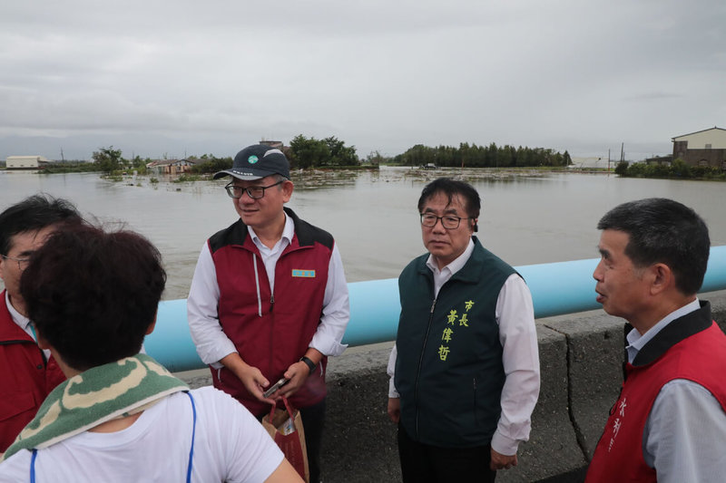 台南部分地區28日出現雨後積淹水災情,台南市長黃偉哲(右2)下午會同行政院團隊到後壁區菁長橋會勘。(台南市政府提供)中央社記者楊思瑞台南傳真 114年7月28日