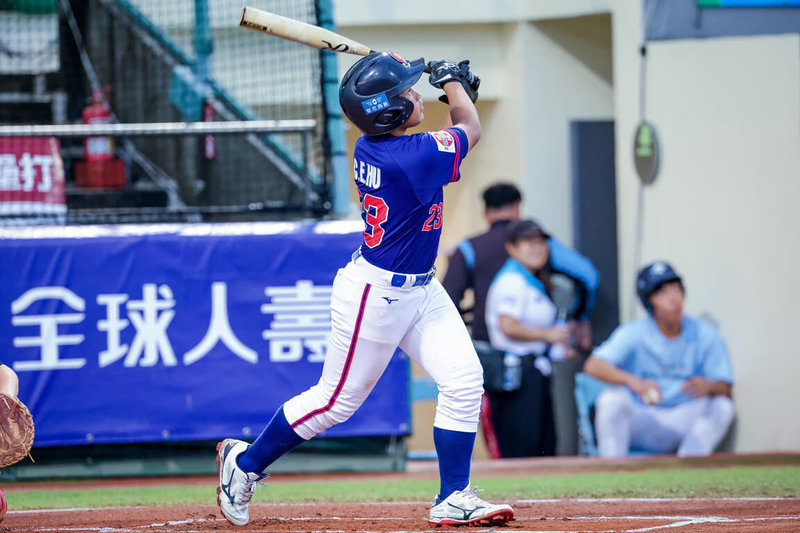 U12世界盃棒球賽台灣隊28日以17比0擊敗德國,拿預賽第3勝、晉級機會大,其中台灣隊胡誠恩(圖)單場雙響砲,貢獻5分打點,展現火力。(中華民國棒球協會提供)中央社記者謝靜雯傳真 114年7月28日