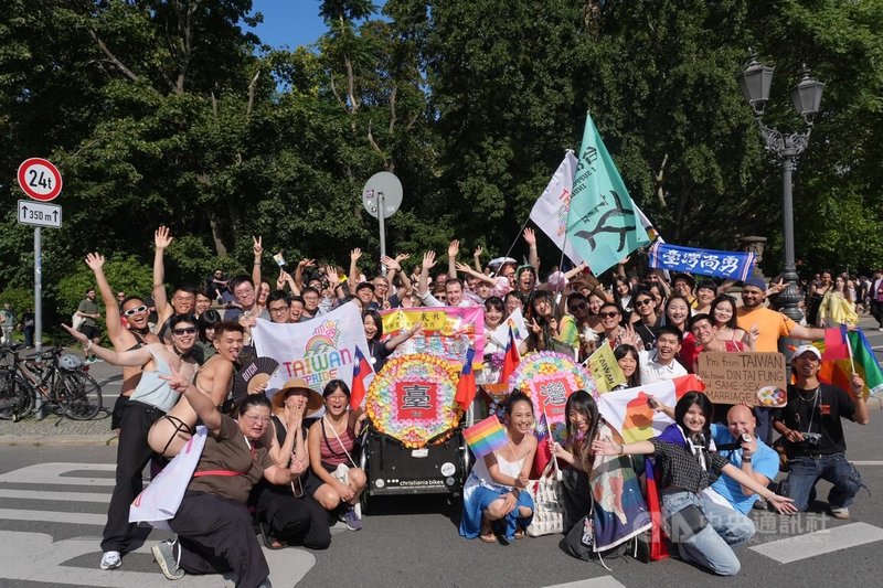 台灣民眾熱情參與柏林一年一度的驕傲遊行,展現台灣亞洲第一立法同婚國家的多元樣貌。中央社記者林尚縈柏林攝 114年7月28日