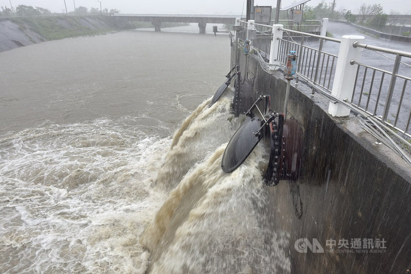 中央氣象署28日上午對台南發布暴雨災防告警，雨勢最大的後壁區在上午10時累積雨量超過350毫米，市府啟動菁寮抽水站等設施加強排水。（台南市政府提供。）中央社記者楊思瑞台南傳真  114年7月28日