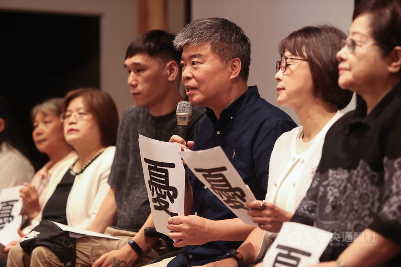 就業服務法第46條修正案即將8月1日上路,讓年滿80歲以上長者,可以免經醫療機構專業評估失能及照顧需求,民團28日在台北濟南教會召開記者會,台灣社會福利總盟秘書長孫一信(右3)出席致詞,表達對新制的憂心。中央社記者趙世勳攝 114年7月28日