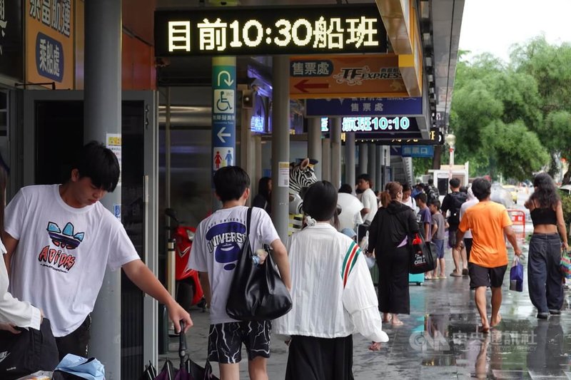 往返屏東離島小琉球間航段，受低壓帶及西南風影響，航運業者陸續宣布29日中午過後停駛；28日上午，東港碼頭仍有旅客前往搭船。中央社記者李卉婷攝　114年7月28日