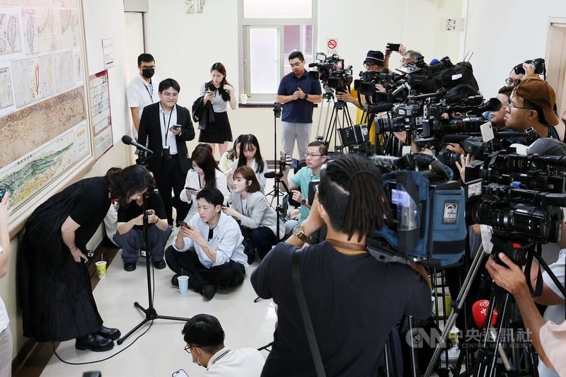 726大罷免失敗,民進黨立法院黨團幹事長吳思瑤(左)28日在立法院受訪時表示,這場罷免選舉的失利,國會生態沒有改變,但民進黨需要檢討,例如在動員、資源調派、黨從上而下的齊心作業,若還有不夠積極的地方,要痛定思痛的檢討。中央社記者郭日曉攝 114年7月28日