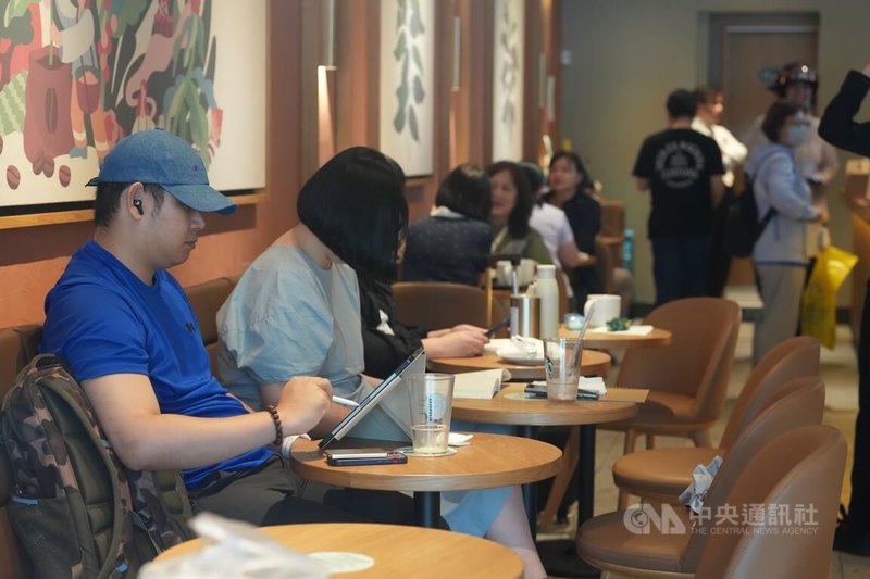 中央大學28日發布7月消費者信心指數（CCI）為64.38點，止跌回升。圖為民眾到台北市北投區咖啡廳用餐、喝咖啡。中央社記者徐肇昌攝　114年7月28日