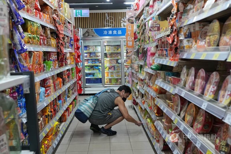 中央大學28日發布7月消費者信心指數(CCI)為64.38點,止跌回升。圖為民眾在台北市北投區超市採買。中央社記者徐肇昌攝 114年7月28日
