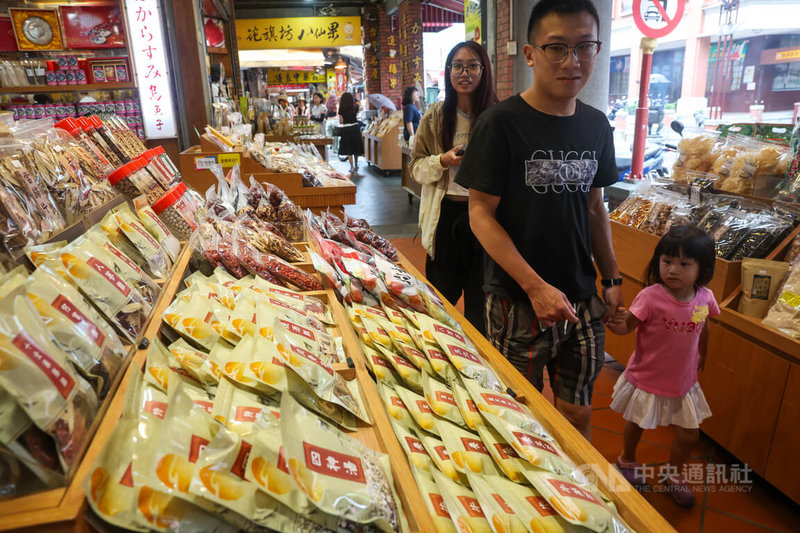 國發會28日發布6月景氣燈號,綜合判斷分數下滑至29分,燈號維持代表景氣穩定的綠燈。圖為民眾前往台北市迪化街逛街。中央社記者吳家昇攝 114年7月28日