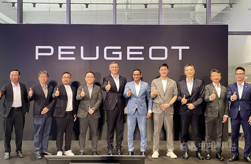 法國寶獅（Peugeot）汽車全球執行長費維（Alain Favey）（左5）28日造訪台灣，宣示深耕台灣市場。中央社記者鍾榮峰攝　114年7月28日