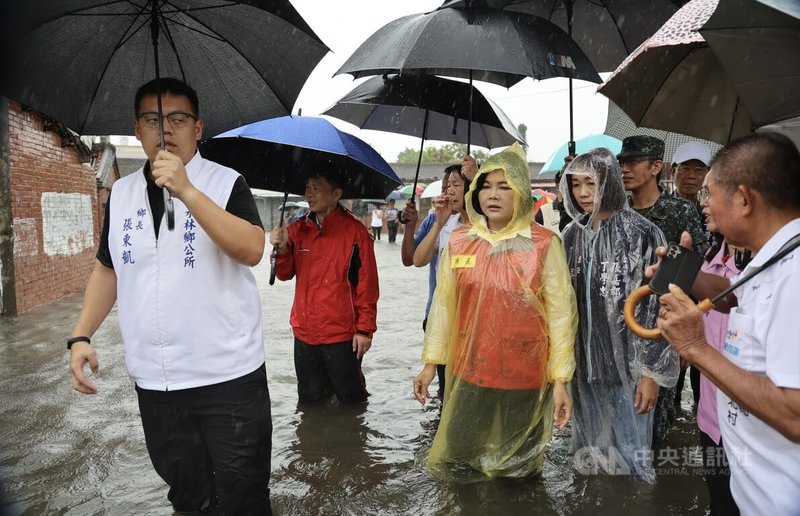 受低壓帶及西南風影響,雲林縣28日上午11時累積雨量逾300毫米,水林鄉多個村泡在水中,縣長張麗善(著黃色雨衣者)到蔦松、松北村及北辰國小勘災,並指示相關單位全力協助排水與復原作業。中央社記者姜宜菁攝 114年7月28日