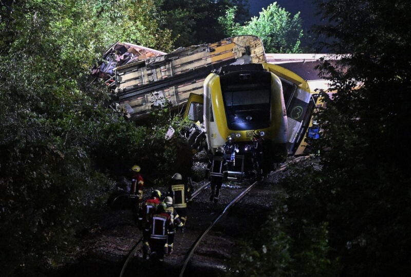 德國西南部一列搭載約100人的區域列車在一處林地出軌,至少造成3人喪生。(路透社)