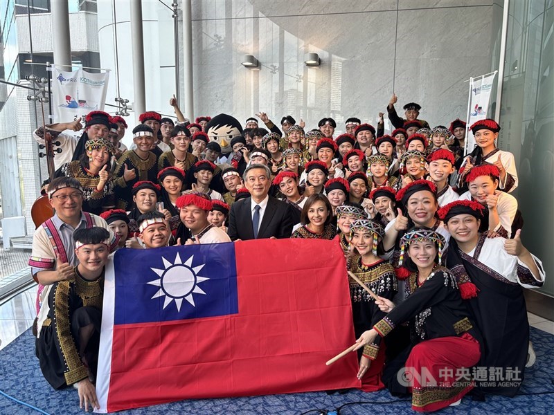 圖為台灣合唱團赴日參賽在場外與國旗合影。(中央社檔案照片)