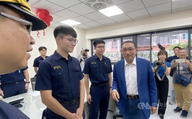 新北市三重警察分局交通分隊及公有拖吊場28日落成啟用,市長侯友宜(前右)參觀新辦公環境,並關心警專學生作息。中央社記者黃旭昇新北攝 114年7月28日