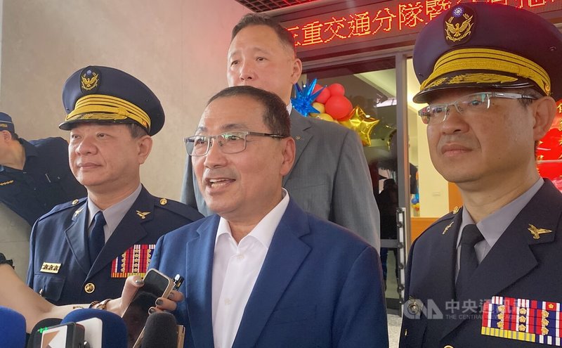 新北市長侯友宜（前中）28日主持三重拖吊場啟用典禮後，接受聯訪時表示，大罷免案結束，盼望賴總統展現智慧引領團結，修補裂痕，讓社會能平靜。中央社記者黃旭昇新北攝  114年7月28日