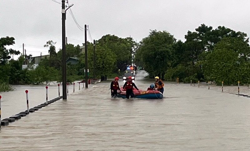 嘉義縣28日清晨起降豪大雨,部分地區出現積淹水災情,縣府緊急成立二級災害應變中心,消防局上午以救生艇協助民眾脫困。(嘉義縣消防局提供)中央社記者黃國芳傳真 114年7月28日