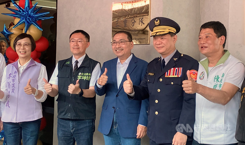 新北市三重警察分局交通分隊及公有拖吊場28日落成啟用，市長侯友宜（中）、民進黨籍立委李坤城（左2）、市警局長廖訓誠（右2）與民代市議員揭牌後合影。中央社記者黃旭昇新北攝 114年7月28日