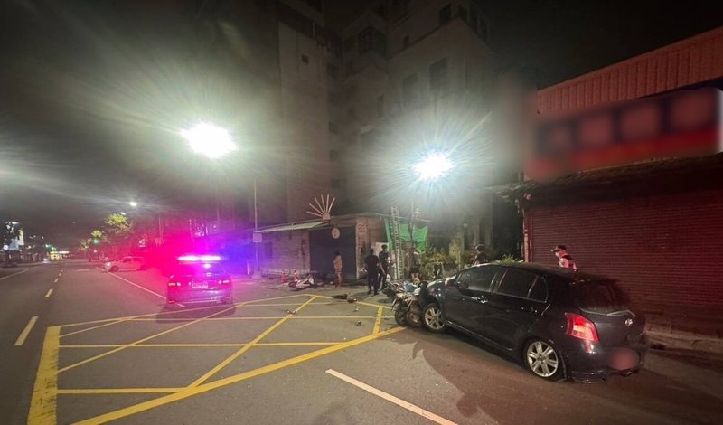 48歲許姓男子28日凌晨涉酒後開車,行經高雄市三民區時,車輛向右偏移擦撞停放路邊6輛機車,幸無人受傷,警方將許男以現行犯逮捕送辦。(高雄市警察局三民第二分局提供)中央社記者張已亷傳真 114年7月28日