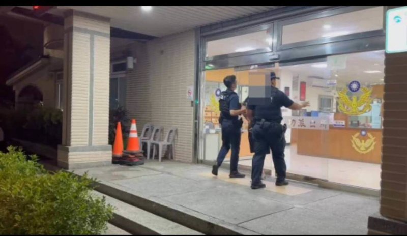 34歲陳姓男子與34歲周姓同事疑在工作上不合,雙方28日凌晨酒後發生口角糾紛,陳男持藍波刀傷害周男,訊後遭依殺人未遂、恐嚇等罪嫌函送高雄地檢署偵辦。(高雄市警察局鳳山分局提供)中央社記者張已亷傳真 114年7月28日