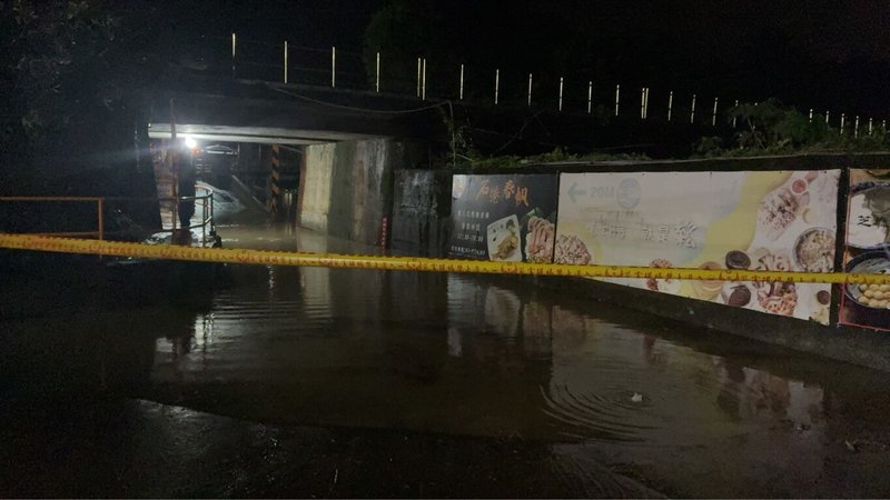受到低壓帶影響,宜蘭縣頭城鎮27日晚間下起大雨,造成濱海路2段涵洞淹水,警方已在現場拉封鎖線管制。(讀者提供)中央社記者王朝鈺傳真 114年7月28日