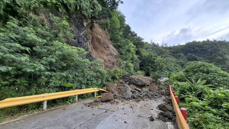 台東縣綠島鄉朝日溫泉附近環島公路28日清晨邊坡坍方，雙向交通中斷。 （民眾提供）中央社記者盧太城台東傳真　114年7月28日