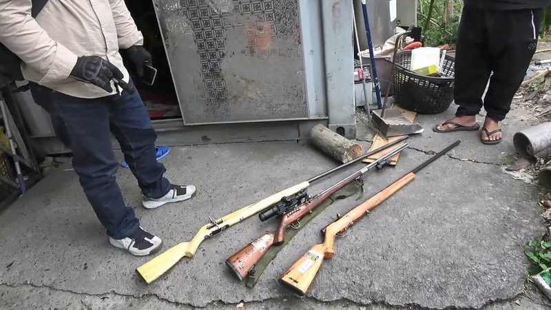 南投縣警察局刑事警察大隊日前查獲未具原住民身分蔡男非法持有土製獵槍，蔡嫌供稱向69歲林男購買，警方擴大溯源偵辦，進一步查獲林男在水里鄉違法製造獵槍開設的小型鐵工廠，如同地下兵工廠。（警方提供）中央社記者蕭博陽南投縣傳真　114年7月28日