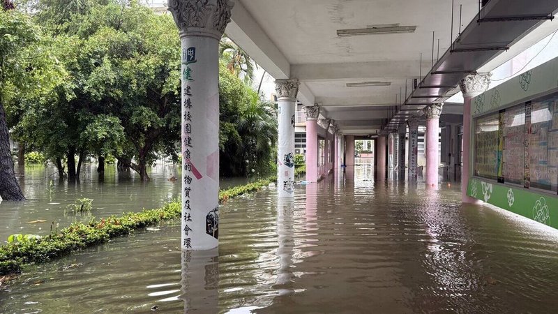 受低壓帶與西南風影響，嘉義縣28日清晨起降大豪雨，部分地區出現積淹水災情，朴子地區校園幾乎都泡在水中，圖為朴子國中校園成了水鄉澤國。（朴子國中提供）中央社記者黃國芳傳真　114年7月28日